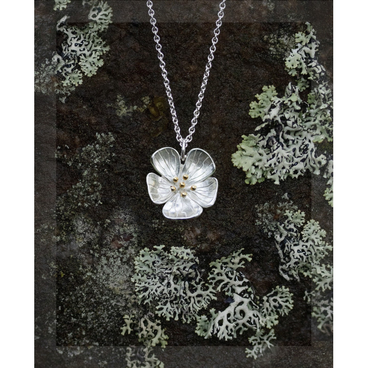 Hilla Pendant – Silver and Gold Cloudberry Flower Necklace