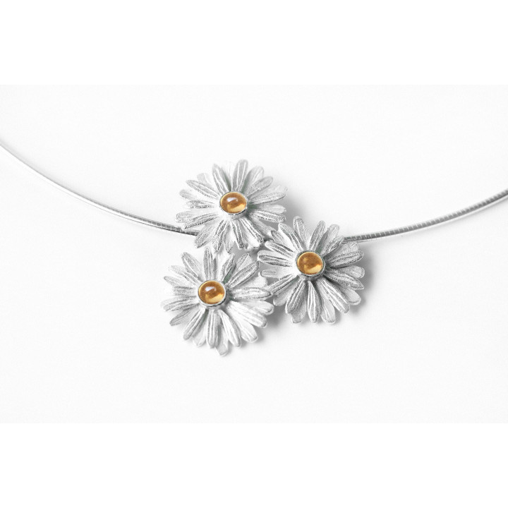 Lähikuva käsintehdystä Daisy-riipuksesta