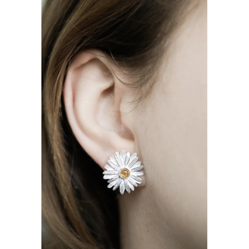 Daisy stud earrings