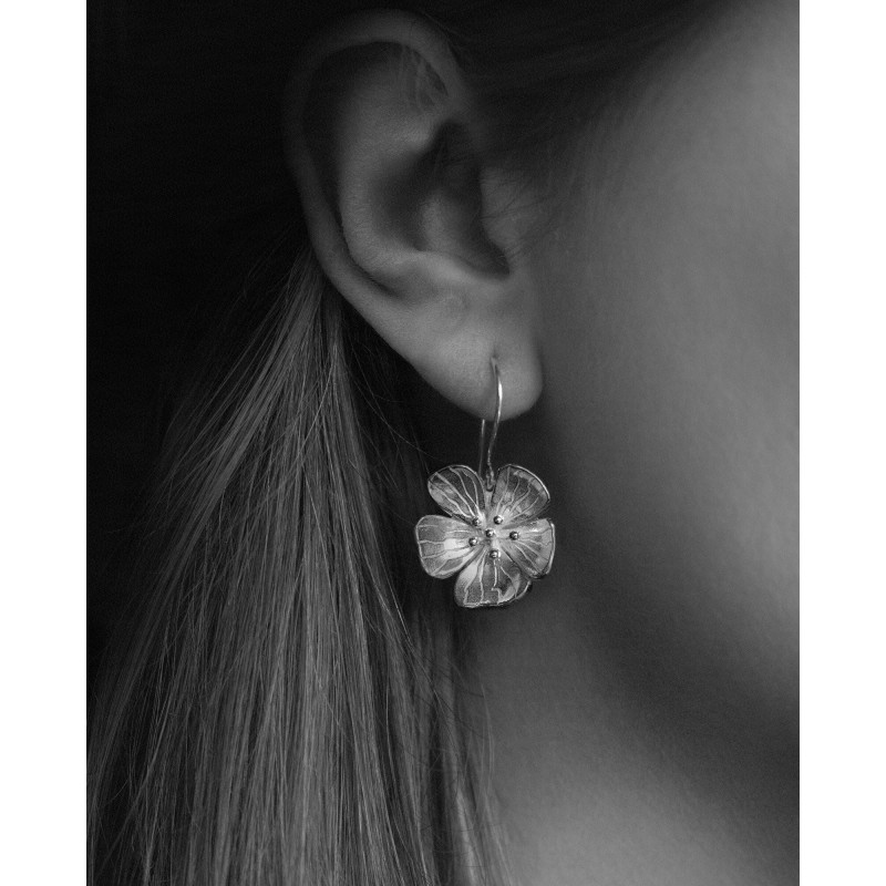 Close-up of Hilla Earrings Showcasing Gold-Gilded Stamens