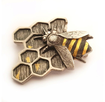 Bee brooch