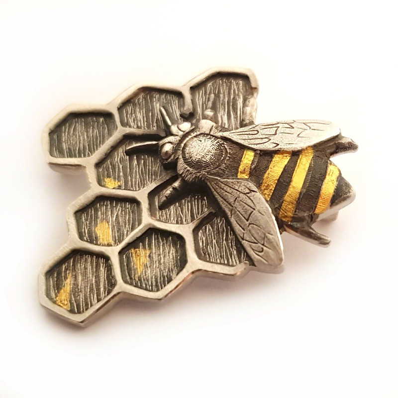 Bee brooch