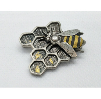 Bee brooch